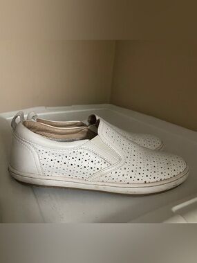 Taos White Court Sneaker White Casual Leather comfort arch support slip on